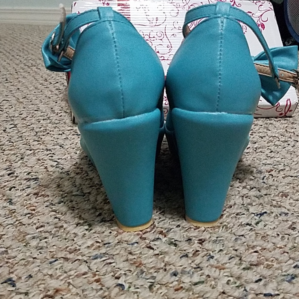Turquoise pumps - Picture 3 of 3